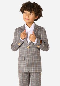 Completo in tessuto scozzese grigio composto da giacca con due bottoni e pantaloni coordinati. Presenta sottili accenti multicolore. Tessuto strutturato con dettagli di cucitura in evidenza.