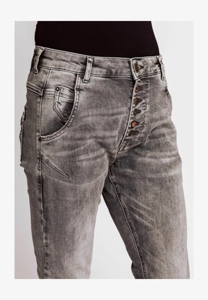 Graue Denim-Hosen mit einem ausgewaschenen Finish, ausgestattet mit einem Knopfverschluss vorne und mehreren Taschen an den Seiten.