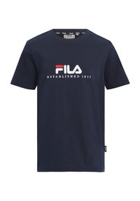 Camiseta de algodón azul marino de manga corta, con un logo bordado en blanco y rojo de "FILA" y el texto "ESTABLECIDO EN 1911" debajo.