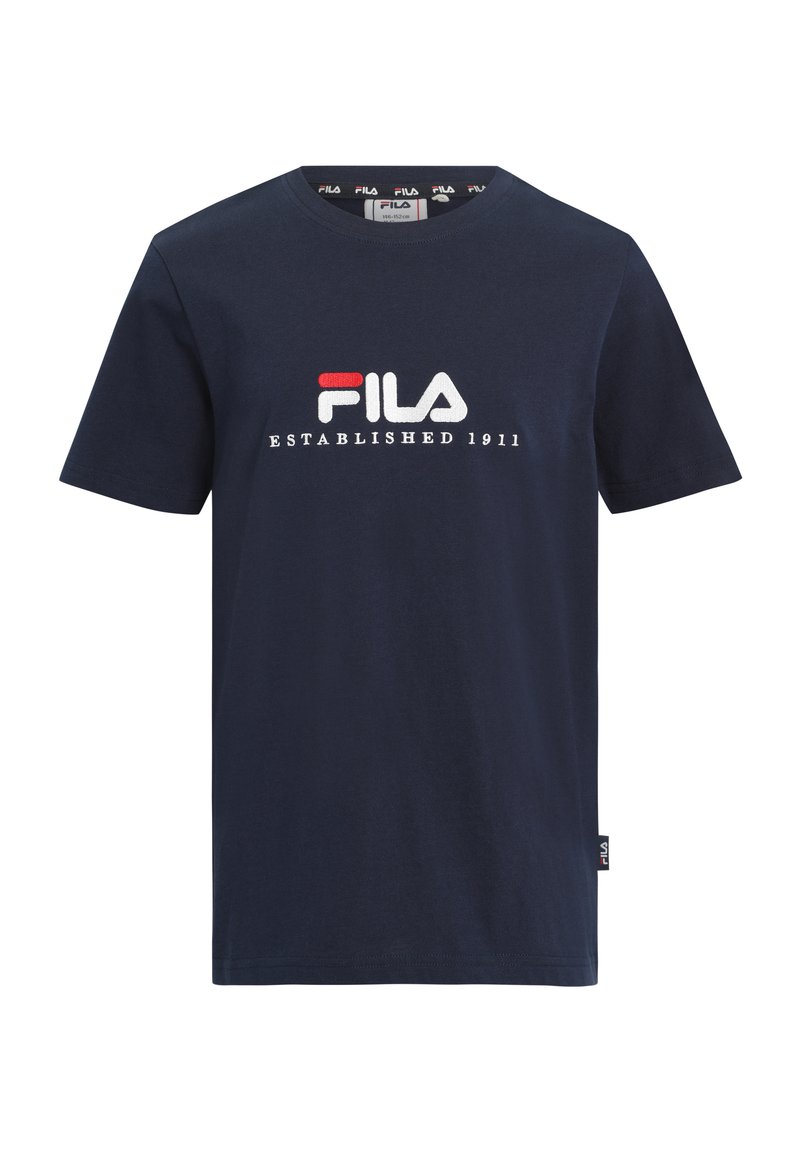 Camiseta de algodón azul marino de manga corta, con un logo bordado en blanco y rojo de "FILA" y el texto "ESTABLECIDO EN 1911" debajo.