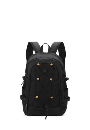 Zaino nero con spallacci imbottiti, design con corda bungee frontale, due tasche laterali e una texture di tessuto liscia. Presenta un logo sul davanti.