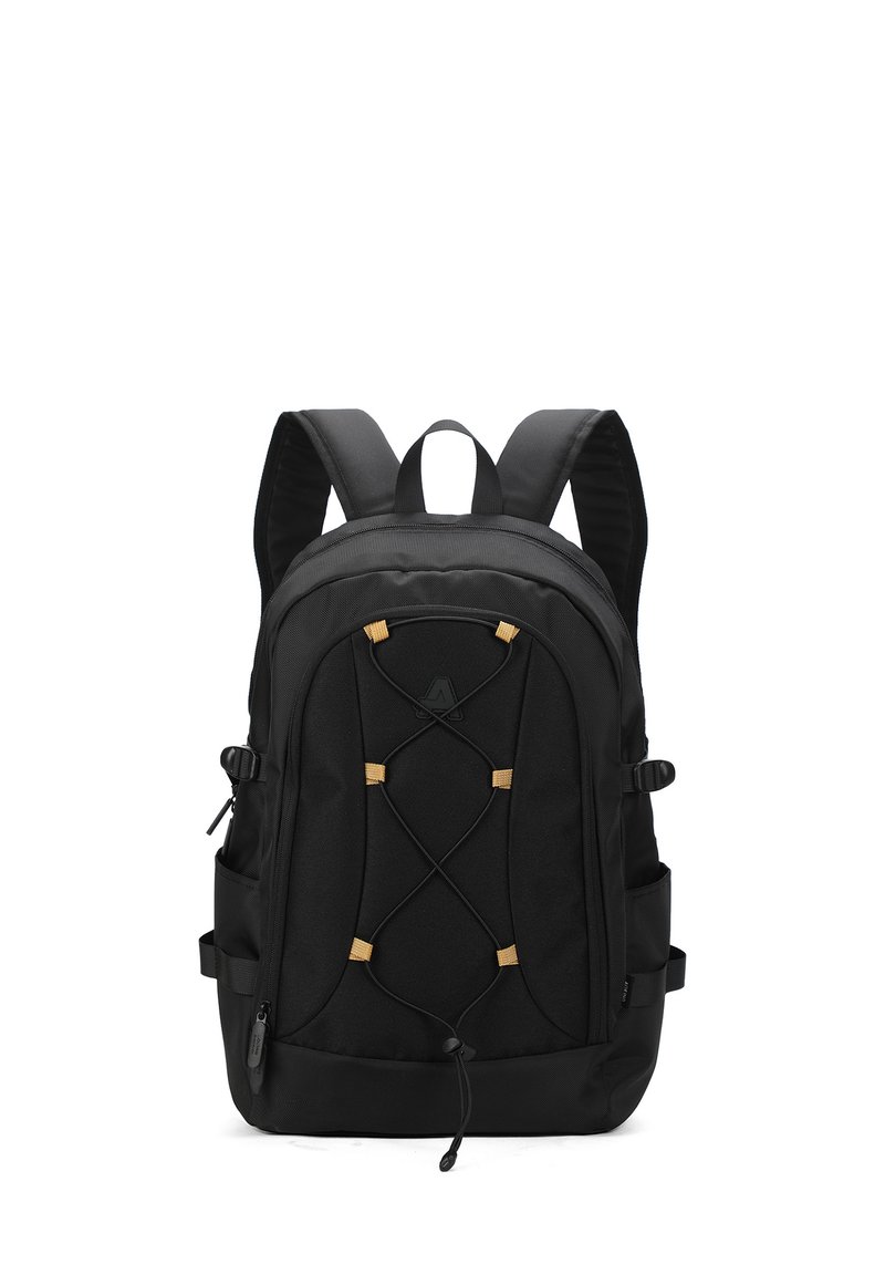 Sac à dos noir avec des bretelles rembourrées, design de cordon bungee à l'avant, deux poches latérales et une texture de tissu lisse. Il présente un logo à l'avant.