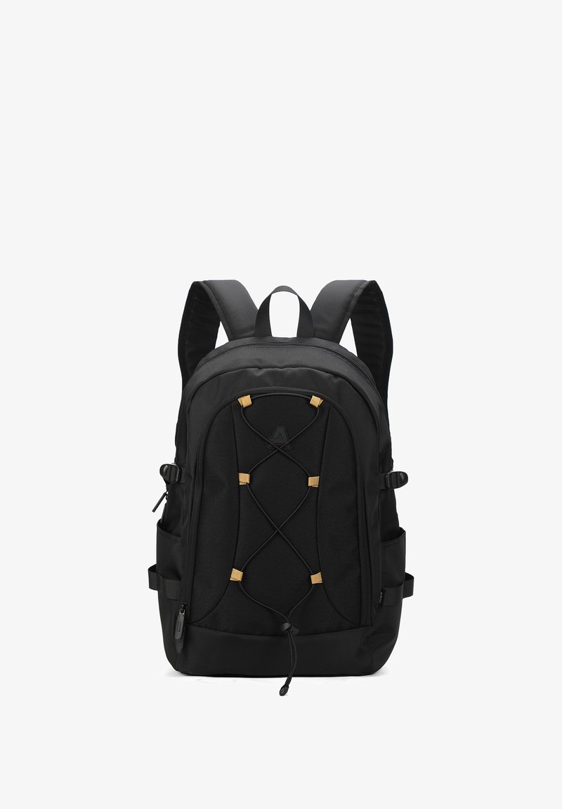 Zaino nero con spallacci imbottiti, design con corda bungee frontale, due tasche laterali e una texture di tessuto liscia. Presenta un logo sul davanti.