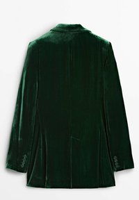 Grön sammetsblazer; enkelknäppt design; slagkrage; slät textur; fyra-knappars manschettdetaljer; bakre ventildetalj; elegant finish.