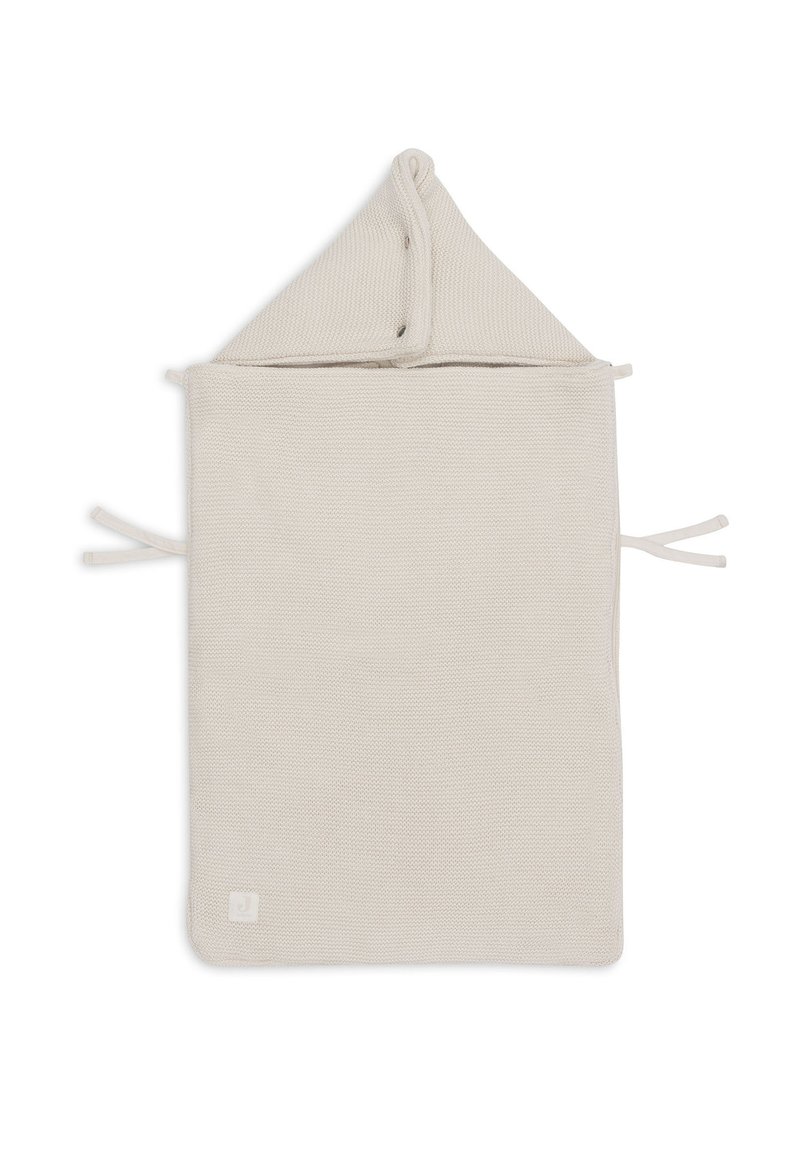 Katoenen baby caputje in lichtbeige, met een gestructureerd ontwerp, een puntige kap en bevestigingsbanden aan beide zijden.