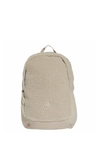 Mochila beige con un panel frontal de felpa suave, sección inferior lisa y un asa superior para llevar. Presenta un discreto detalle de logotipo en la parte inferior.