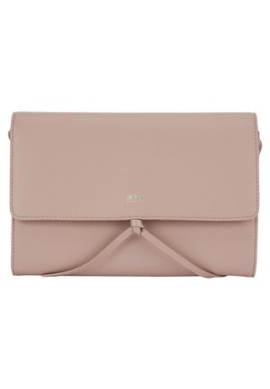 Jasnoróżowa skórzana kopertówka z klapką i wiązanym paskiem z przodu, ozdobiona subtelnym wytłoczonym logo marki.