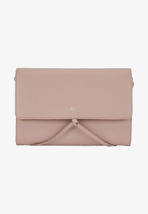 Pochette in pelle rosa chiaro con chiusura a patta e dettaglio di cinghia annodata sul davanti, con logo del marchio in rilievo delicato.