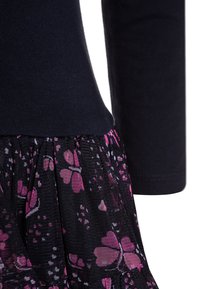 Vestito nero a maniche lunghe; corpetto in tinta unita, gonna a strati con motivo floreale rosa e texture in rete; orlo arricciato.