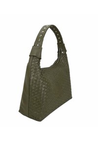 Olijfgroene geweven handtas met een gestructureerde vorm, voorzien van een gladde handgreep met zilveren studs en een ritssluiting. Textuurdetail op het oppervlak.