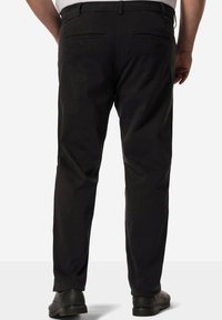 Černé kalhoty vyrobené z látky, s rovným střihem, dvěma zadními kapsami na knoflík a minimalistickým designem.