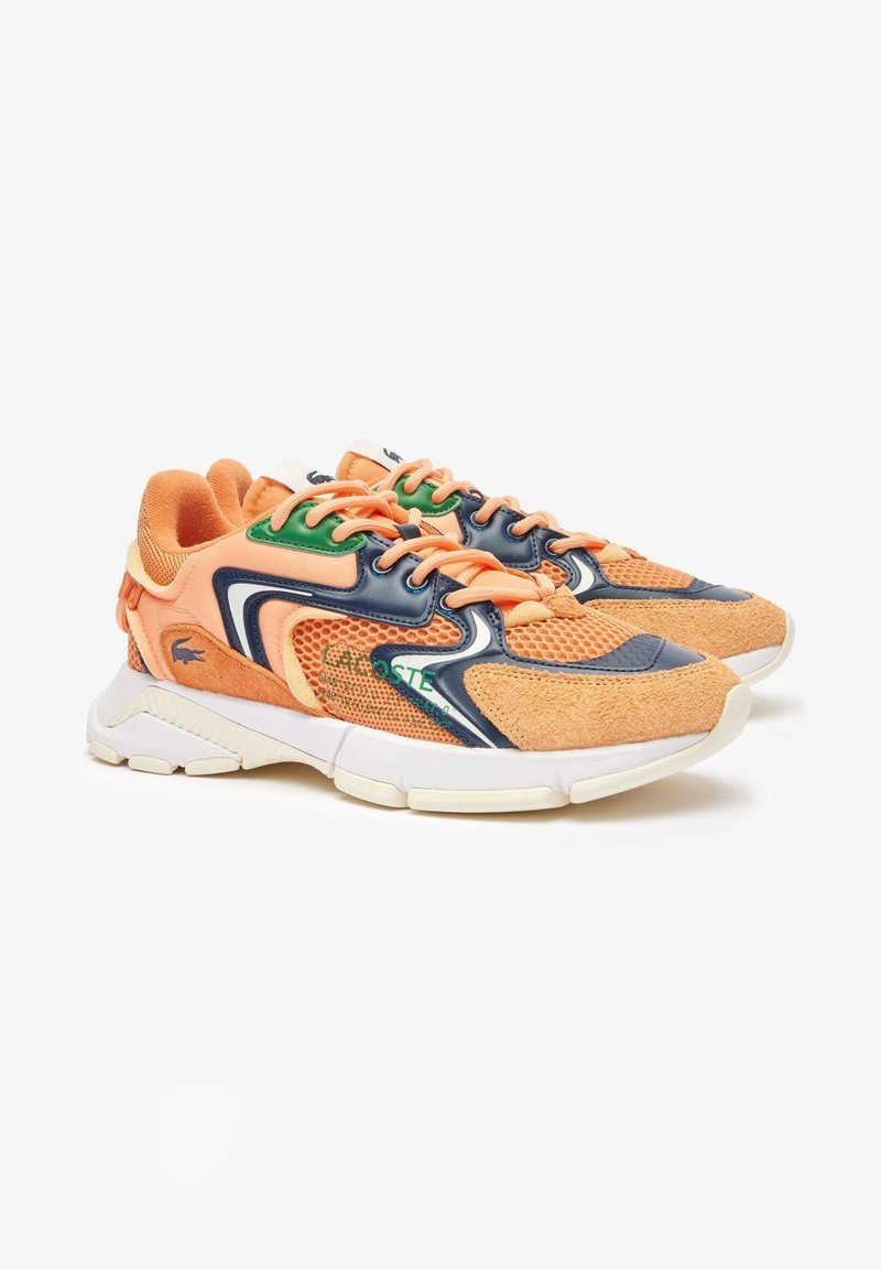 Orangene Mesh- und Wildledersneaker mit marineblauen Akzenten und grünem Logo. Sie verfügen über runde Schnürsenkel und eine strukturierte Sohle für Unterstützung.