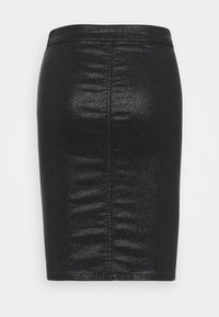 Svart skimmrande pennkjol med en åtsittande design, slät textur och centralt sömdetalj. Materialet reflekterar ljus och förstärker dess glans.