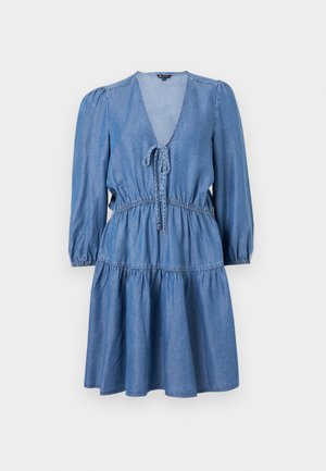 Robes en denim avec un décolleté en V, taille élastique et manches bouffantes. Présente une jupe à volants et une couleur bleu clair avec une texture douce.