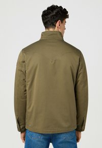 Wrangler INSULATED FIELD FOR REGULAR FIT . - Lichte jas - ivy green