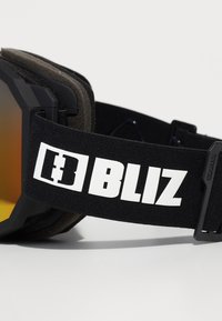Occhiali da sci con lenti arancioni, montatura nera, imbottitura in schiuma morbida e un cinturino elastico nero regolabile con il logo bianco "BLIZ".