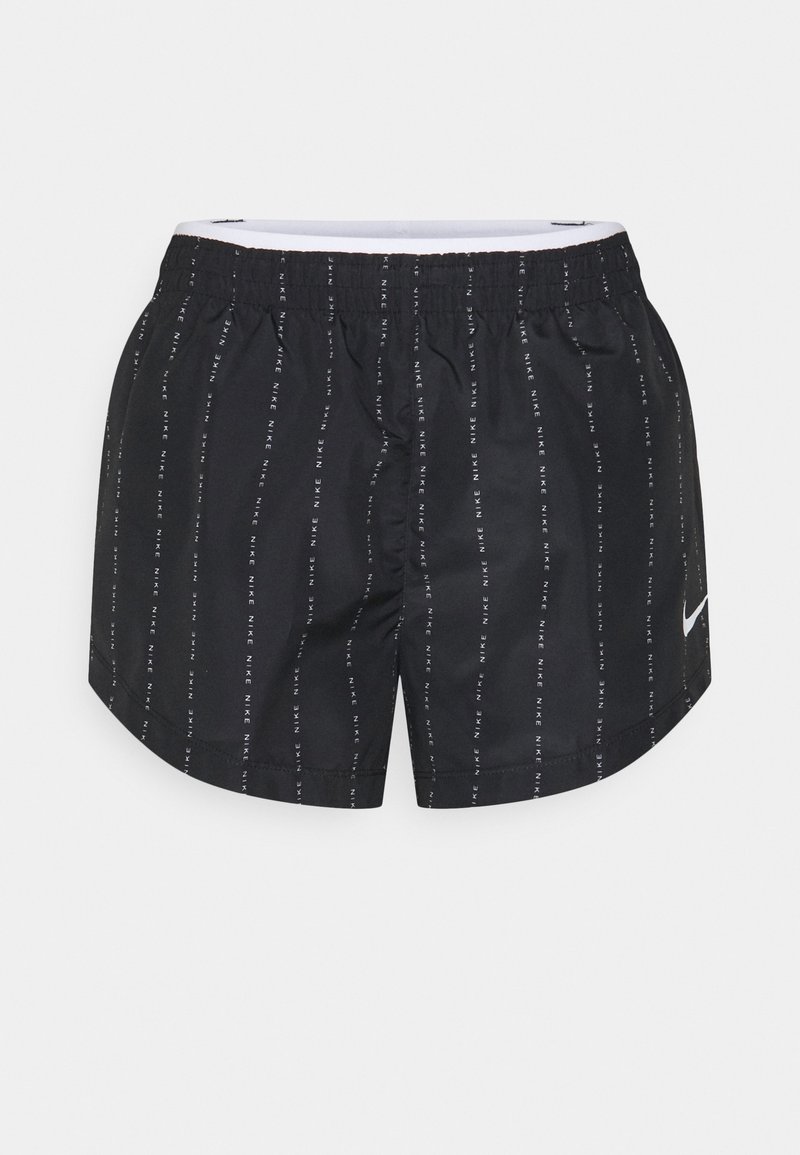 Shorts de sport noirs avec des bandes verticales blanches avec le texte "NIKE" et un logo swoosh Nike blanc sur la jambe gauche, avec une taille élastique.