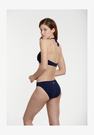 Marineblauwe bikini met een halternek en een sluiting op de rug. Strak, rekbaar materiaal met minimale bedekking en logo-detail op de taille.