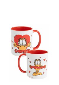 Tazza in ceramica bianca con manico e interno rossi. Presenta il gatto dei cartoni animati Garfield, cuori e il nome "GARFIELD" in grassetto.