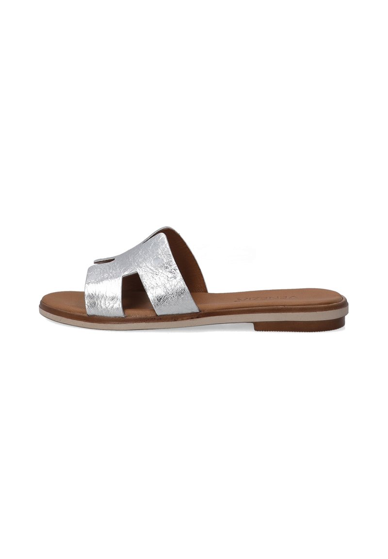 Zilveren metaalachtige platte slip-on sandaal met twee uitgesneden banden en een bruine leren voetbed. Heeft een laag profiel zool en minimale hardware.