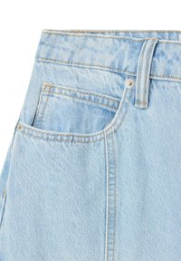 Jasnoniebieskie dżinsy o wysokim stanie, z widocznym przeszyciem i przednią kieszenią. Posiadają metalowy guzik i gładką fakturę.