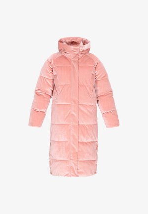 Różowa pikowana kurtka z prążkowaną fakturą, oversize'owym kapturem, przednimi kieszeniami i złotymi zdobieniami. Długość do kolan, z guzikami na dole.