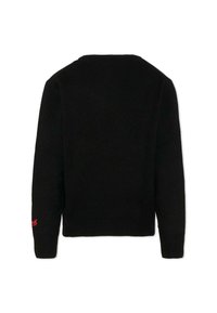 Zwart gebreid sweater met ronde halslijn, geribde manchetten en zoom, met een klein rood logo op de linker mouw. Achteraanzicht weergegeven.