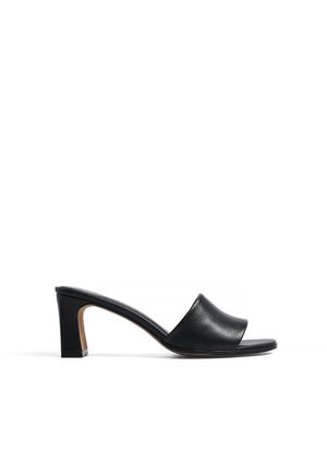 Zwarte leren hielsandalen met een brede band over de voet, open neus en een gemiddelde blokhak. Gladde textuur met een minimalistisch ontwerp.