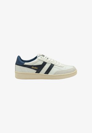 Baskets en cuir blanc avec des accents bleu marine, présentant deux rayures horizontales bleu marine, une surface texturée, un bout rond et une semelle en caoutchouc beige.