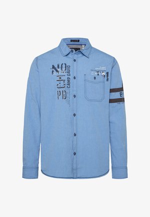 Lichtblauw overhemd met lange mouwen en knopen, met grafische prints, een borstzak en zwarte streepaccenten op de mouwen. Kenmerkend door een kraag.