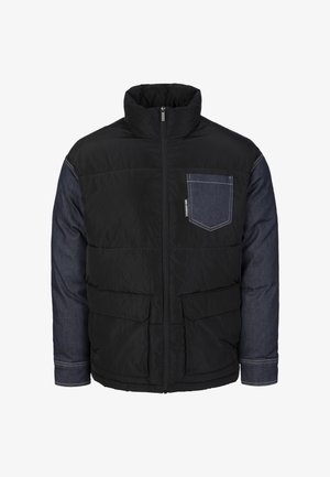 Chaqueta acolchada negra con mangas de mezclilla. Cuello alto, cierre frontal con cremallera y dos grandes bolsillos parches. Bolsillo de mezclilla en el pecho izquierdo.