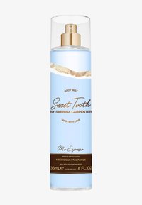 Botella de spray transparente con un dosificador dorado, que contiene un líquido azul claro. La etiqueta dice "Sweet Tooth by Sabrina Carpenter" con texto en blanco y marrón.