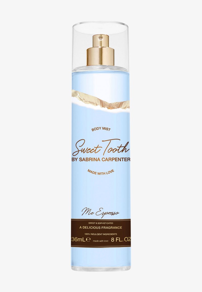 Botella de spray transparente con un dosificador dorado, que contiene un líquido azul claro. La etiqueta dice "Sweet Tooth by Sabrina Carpenter" con texto en blanco y marrón.