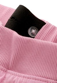 Jasnoróżowa tkanina o prążkowanej strukturze i gładkich akcentach, z czarnym pasem w talii oraz przezroczystym guzikiem z wzorem w kwiaty.