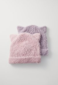 Twee fuzzy brei mutsen in lichtroze en lavendel, met oren-accenten en een zachte, textuurrijke afwerking.