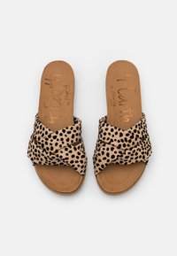 Pantofle na skluz s leopardím vzorem, nahoře uzlovaná semišová část a světle hnědá texturovaná stélka, s plochou podrážkou.