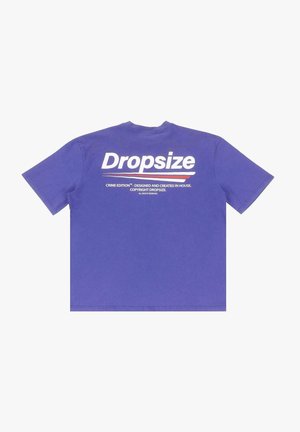 T-shirt à manches courtes violet en coton, arborant le logo "Dropsize" et du texte au dos, avec un design simple et une coupe décontractée.