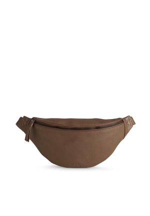 Banane en cuir marron avec une fermeture éclair sur le dessus et une sangle réglable, présentée sur fond blanc.