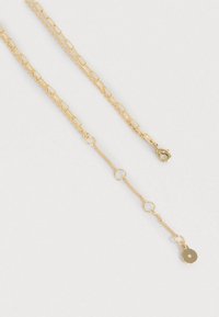 Guldhalskæde med aflange led, en hummerlåslukning og et lille rundt vedhæng for enden med en tekstureret overflade.