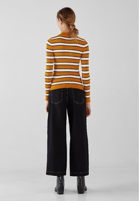 Bershka Strickpullover - mustard yellow