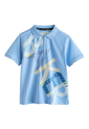 Lyseblå short-sleeve polo med lynlås foran og stor diagonal "BAKER BY TED" grafisk tekst i hvid, gul og blå.