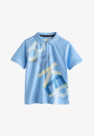 Lyseblå short-sleeve polo med lynlås foran og stor diagonal "BAKER BY TED" grafisk tekst i hvid, gul og blå.