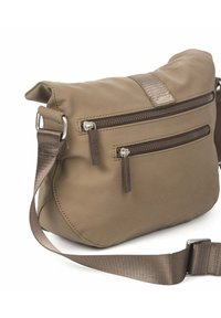 Bruine crossbodytas van gestructureerde stof met twee voorvakken met rits, een brede band en metalen sieraccenten. Compact en gestructureerd ontwerp.