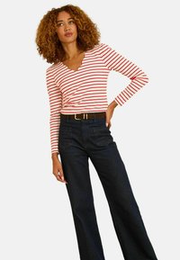 Neselectat, ivory and red stripe