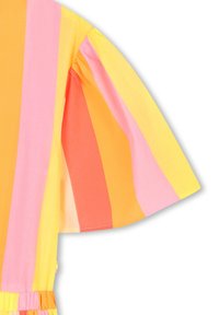 Prenda de manga corta con rayas verticales en amarillo, rosa y naranja. Textura suave; volante elástico en el dobladillo.