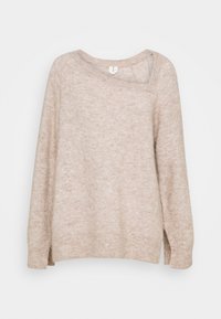 Pull en tricot beige à manches longues avec une texture douce et un col asymétrique, avec un petit détail de bouton près du col.