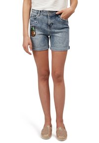 Jasnoniebieskie szorty dżinsowe z podwiniętymi mankietami, z naszywką ananasa i wyhaftowanym ciemnoniebieskim napisem "Paradise".