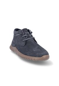 Botas de tobillo de ante gris oscuro con punta redondeada, que presentan un material texturizado, un diseño de cordones y una suela de goma en un tono más claro.