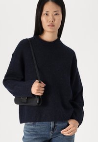 Gina Tricot CREW NECK - Svetrík - navy blazer