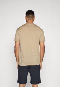 Beige tričko s krátkym rukávom, ľahké, s okrúhlym výstrihom, hladká textúra, paired s námorníckymi šortkami, minimalistický dizajn, bez viditeľných log a vzorov.